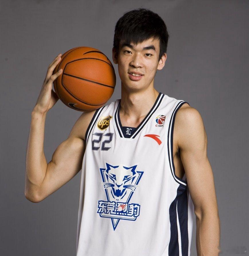 哎...呦…啊…..阿豪这一趔趄….哎…CBA广厦男篮vs深圳男篮