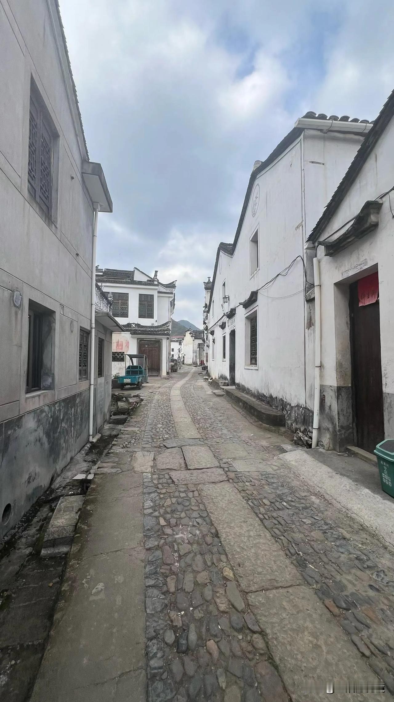 浙江金华市浦江县白马镇，有一个距今千年的嵩溪古镇（始建于宋代1127年上下），古