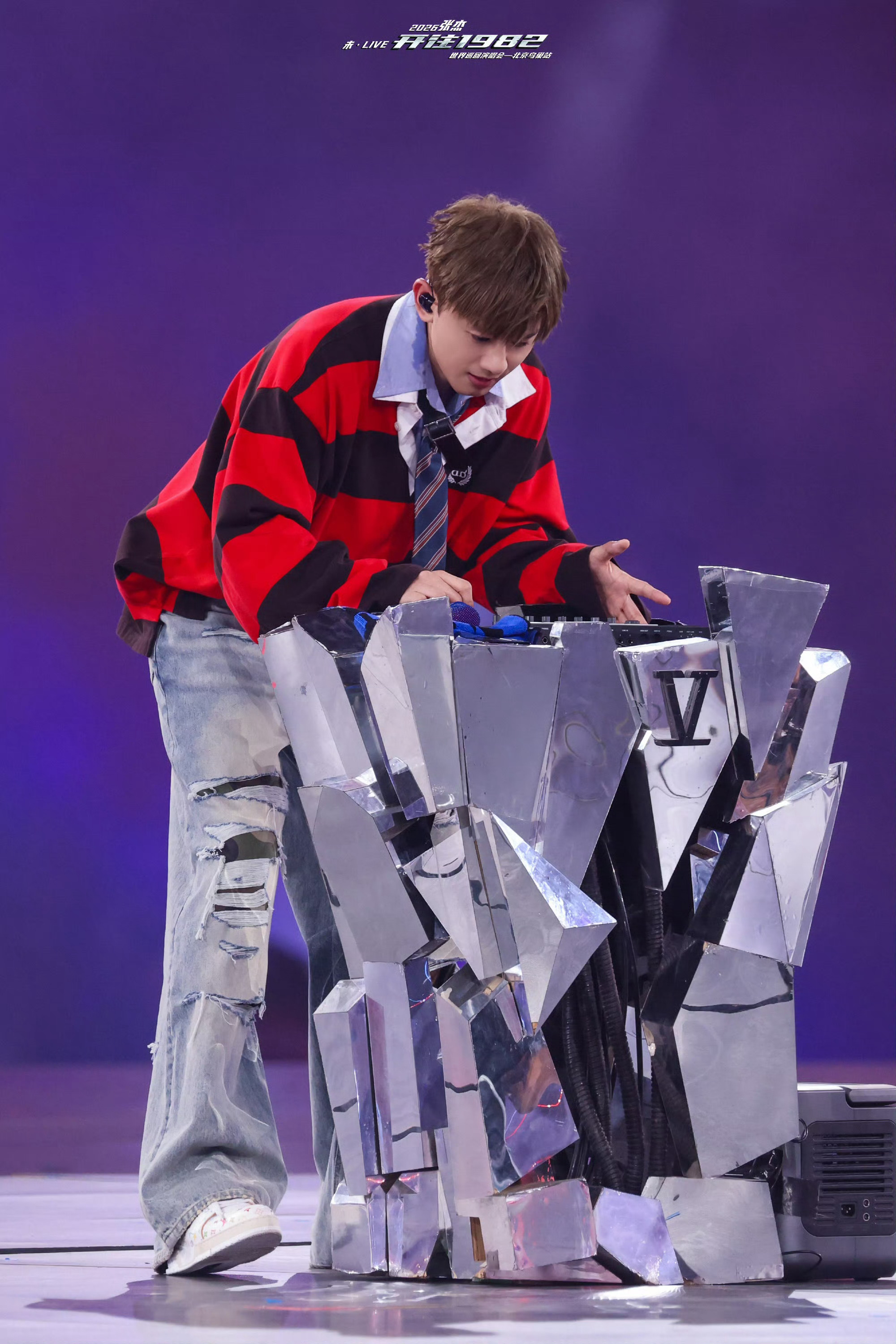 张杰北京鸟巢演唱会首周三场圆满结束，百人舞团卡点齐舞机器人蹦迪百米火车巡游，舞美