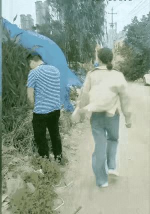 男士尿急路边排，
靓女路过脸怒开。
竹标直捣命根处，
男子蹦跶似耍猴。
人有三急