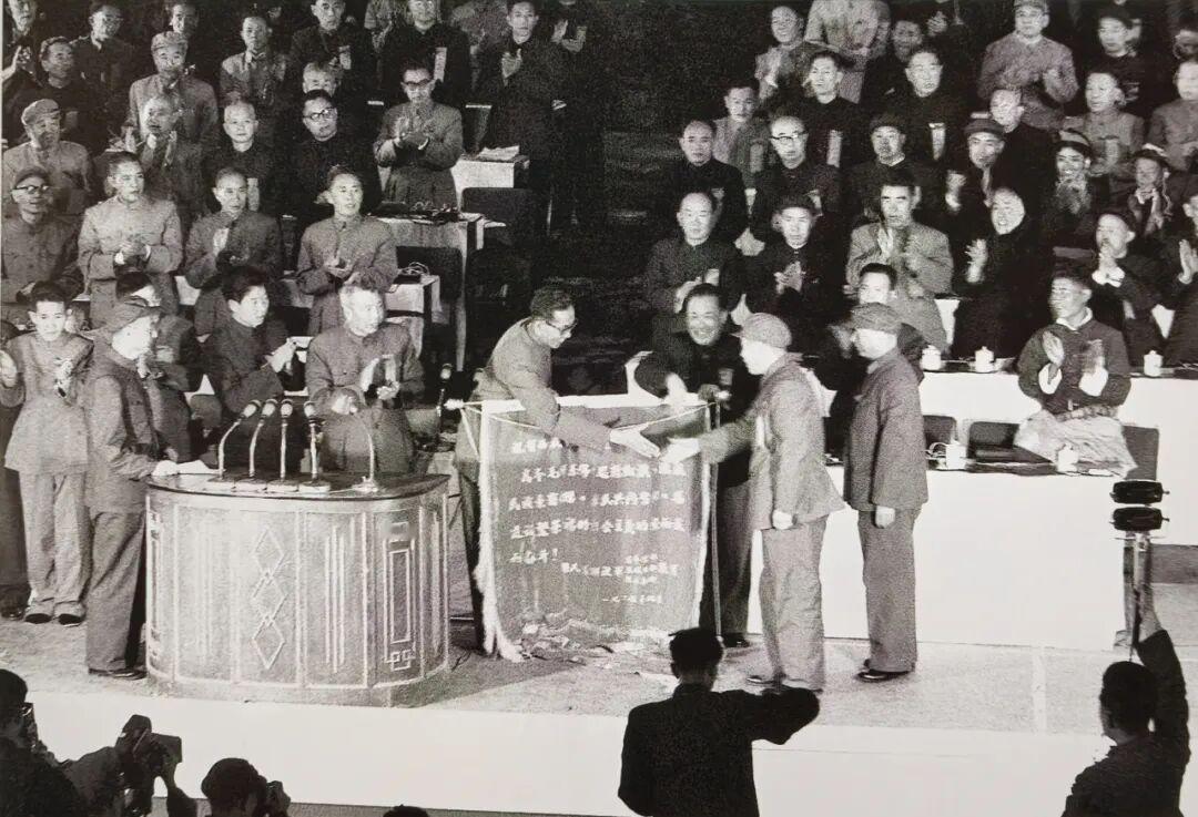 1965年9月1日，中共西藏自治区委员会第一书记张国华同中国人民解放军总部代表向
