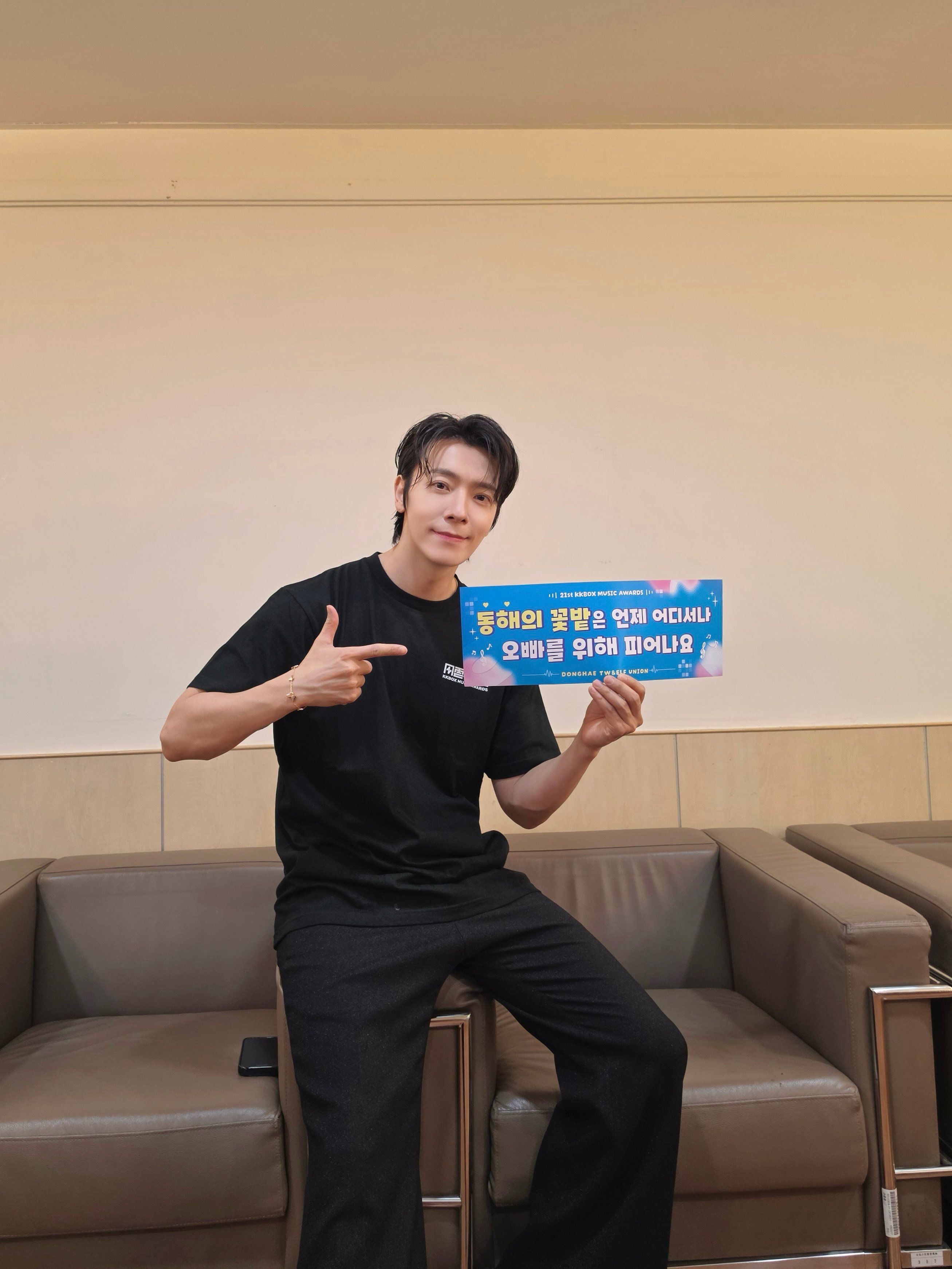 “CB百蓝_。260614 D&E official更新李东海 相关：[📸]K