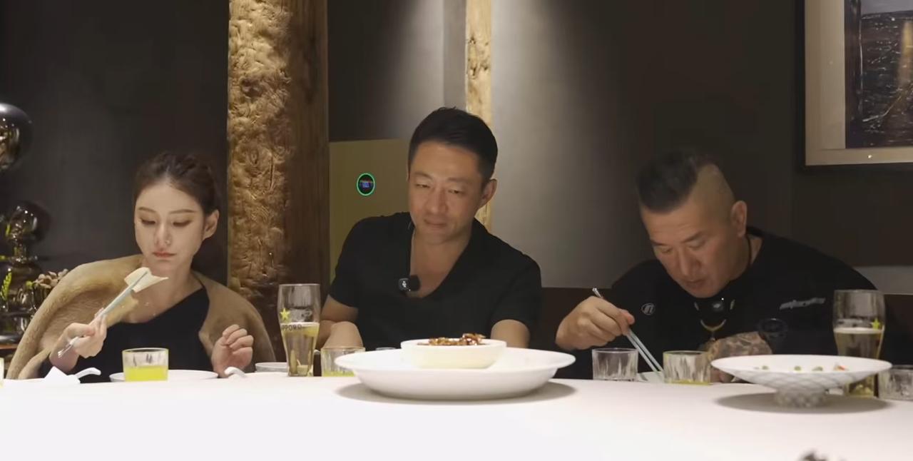 汪小菲陪馆长一起吃饭中，左边的这位女士是汪小菲的夫人马筱梅。是一位医学美容顾问，