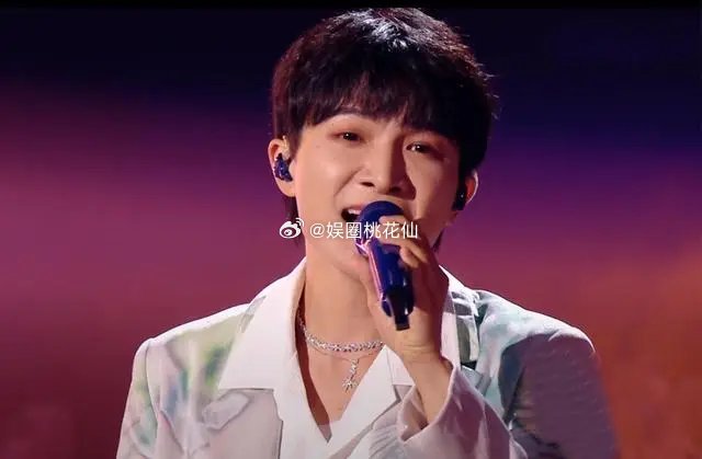 实力歌者同深不仅首唱歌曲《时间之海》，还演唱了一曲《梦中人》，空灵的歌声让人穿梭