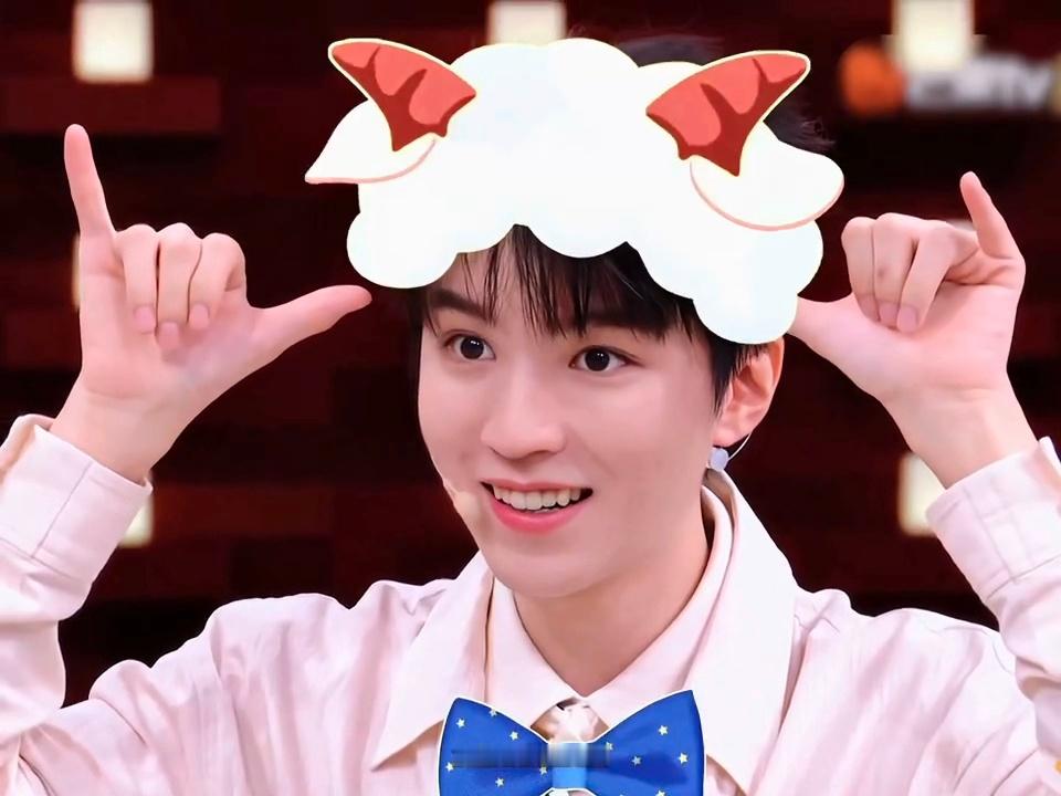 这个王俊凯简直就是可爱萌物来的！！王俊凯首张同名专辑wjk （cr.见水印） 