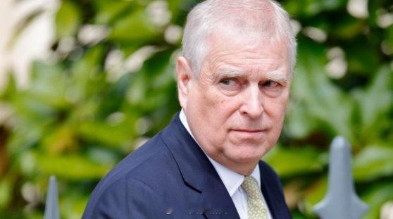 英国安德鲁王子被剥夺头衔 本来游刃有余做个王子，现在却连滚带爬搬离王室住所，皆因