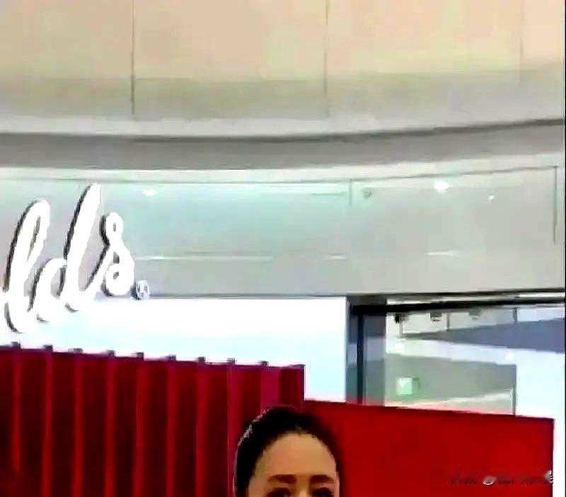 这才是真本事！

一抖音女主播在直播时，突然，肩带“啪”一声断裂。

她迅速用左