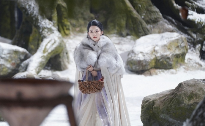 #李沁白色大氅雪景剧照##李沁踏雪流年沉梦如歌繁星照清涟#李沁白色大氅雪景剧照，