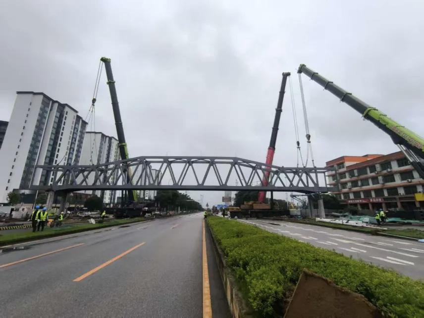 夜幕之下，三台巨吊擎天而立，钢箱梁凌空飞架——7月2日清晨7时30分，望城区大泽