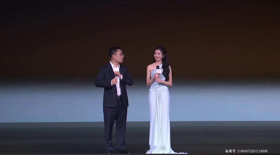 11月18日，演员刘浩存现身深蓝L06上市发布现场。在此之前，刘浩存已为深蓝L0