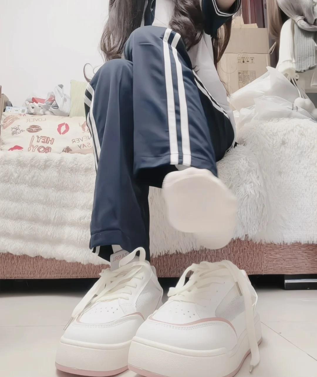 秋冬的白粉小白鞋，我先穿了！
搭配校服穿的鞋 谁会拒绝超百搭的面包鞋 闲置袜子控