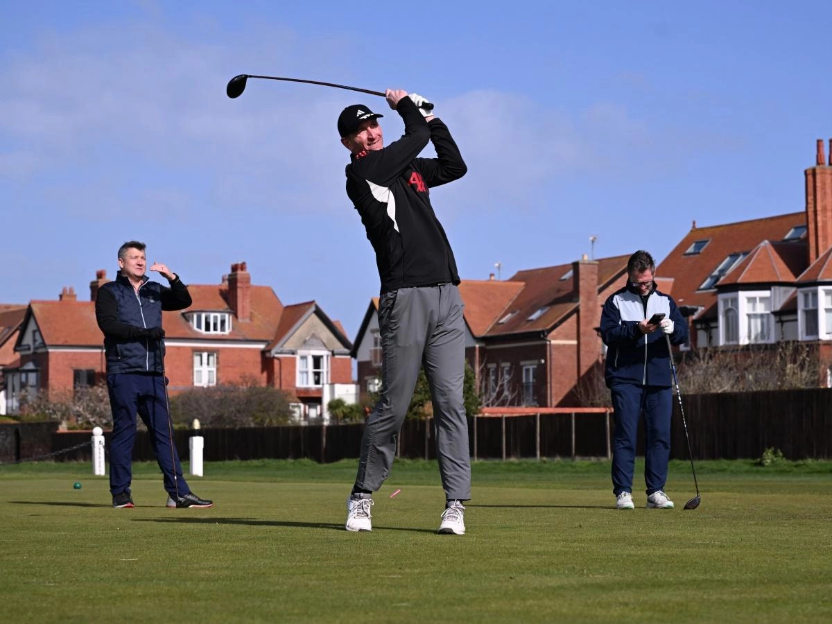 利物浦旧将 上周五，一年一度的“Forever Reds”高尔夫慈善日如期举行，