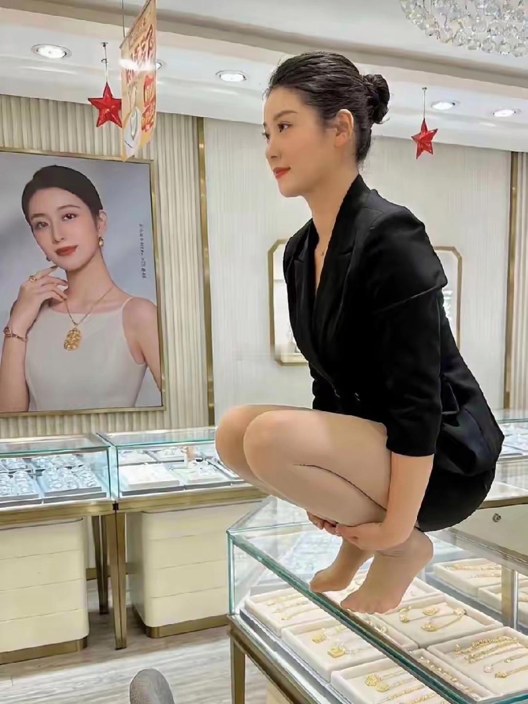 为啥要不穿鞋蹲在柜台上？ 