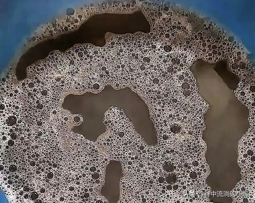 河南这位宝妈的操作，看完我直呼太真实！
听人说洗衣服加碘伏能强效去污，
她立马给