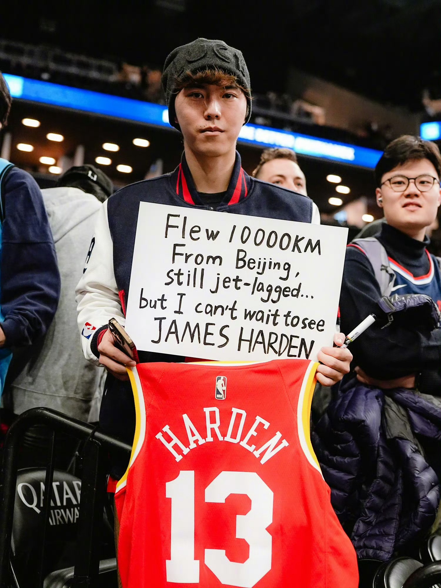 今天有一位来自北京的哈登球迷到现场观赛哈登