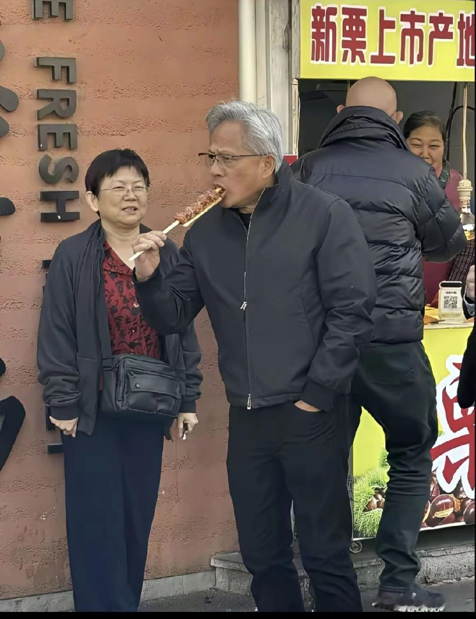 这个亿万富豪的吃相，与咱们的市井小民没有两样啊！其实，平时看起来多么高大上的人物