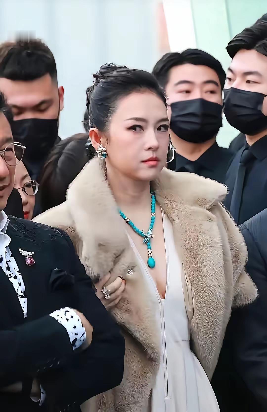 章子怡这种性格很吃亏。
她这个人行之于色，可能当下的她没有对现场的人有任何不好的