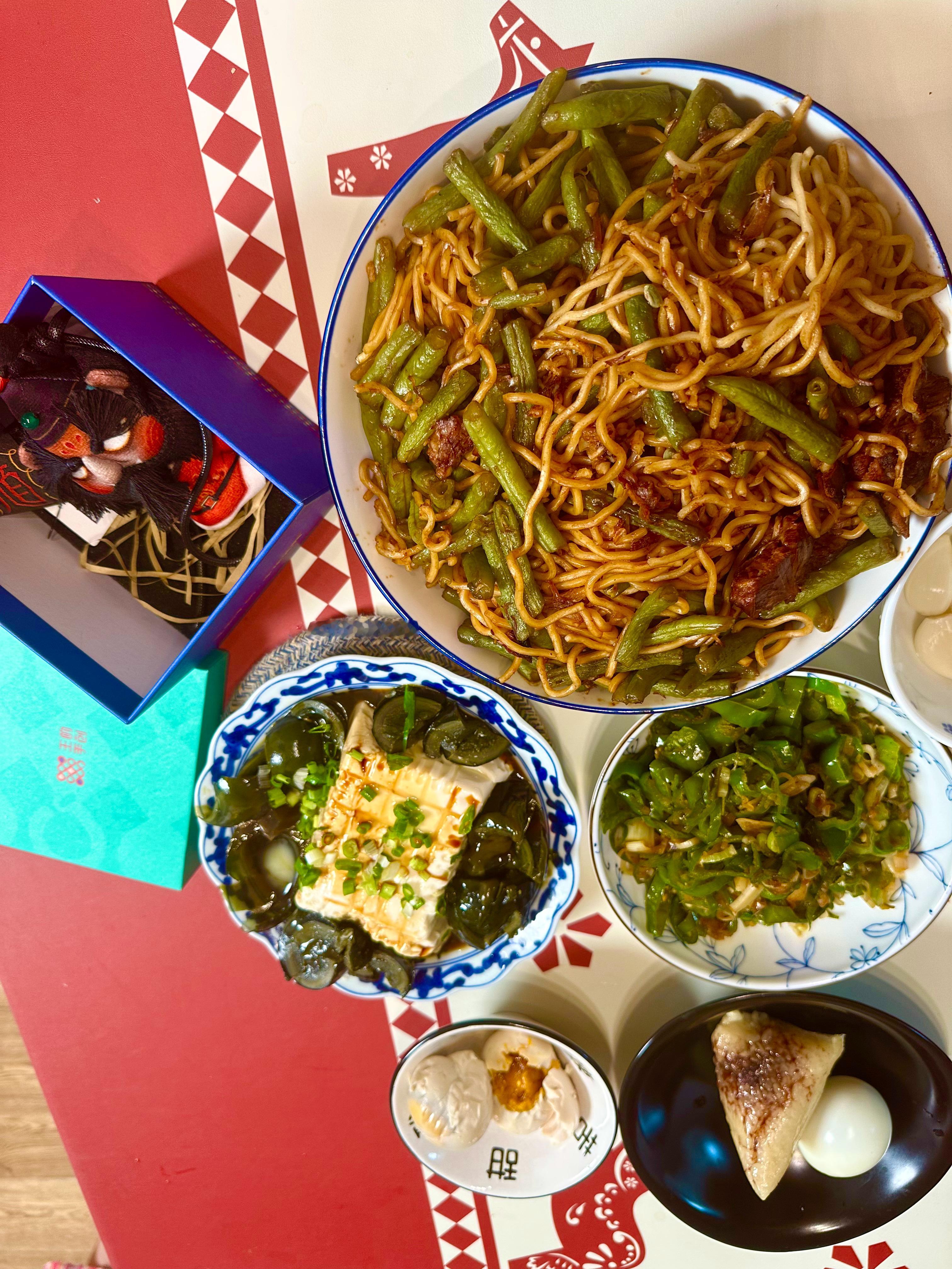 今晚居家，豆角焖面，皮蛋豆腐，粽子鸡蛋。今天中午外出，水煮肉片，小炒猪肝。后两张