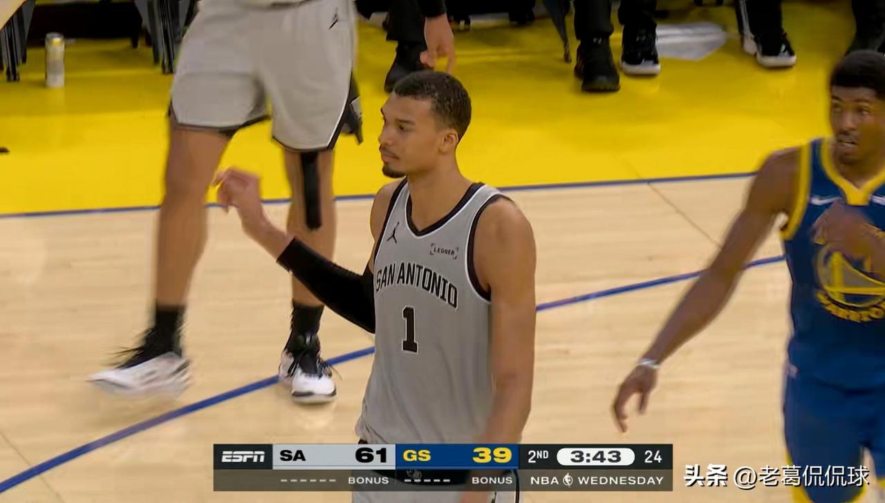 马刺超级巨星文班亚马真是太狠心了！在今天马刺客场以127：113轻取勇士的比赛中