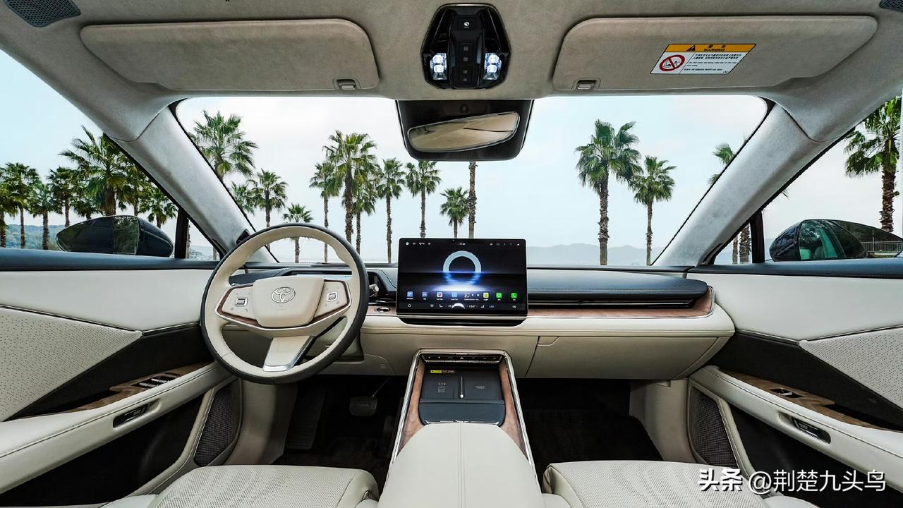 过去，我们评价一辆车的底盘滤震表现，往往说的是它“压过减速带的那一刻”有多柔韧。