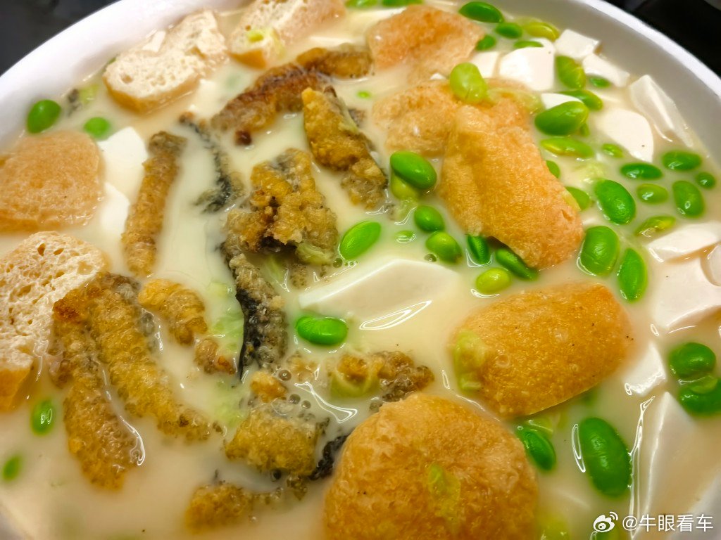 用炖生敲的办法处理鲫鱼，然后做了鱼汤刘师傅私房菜 ​​​