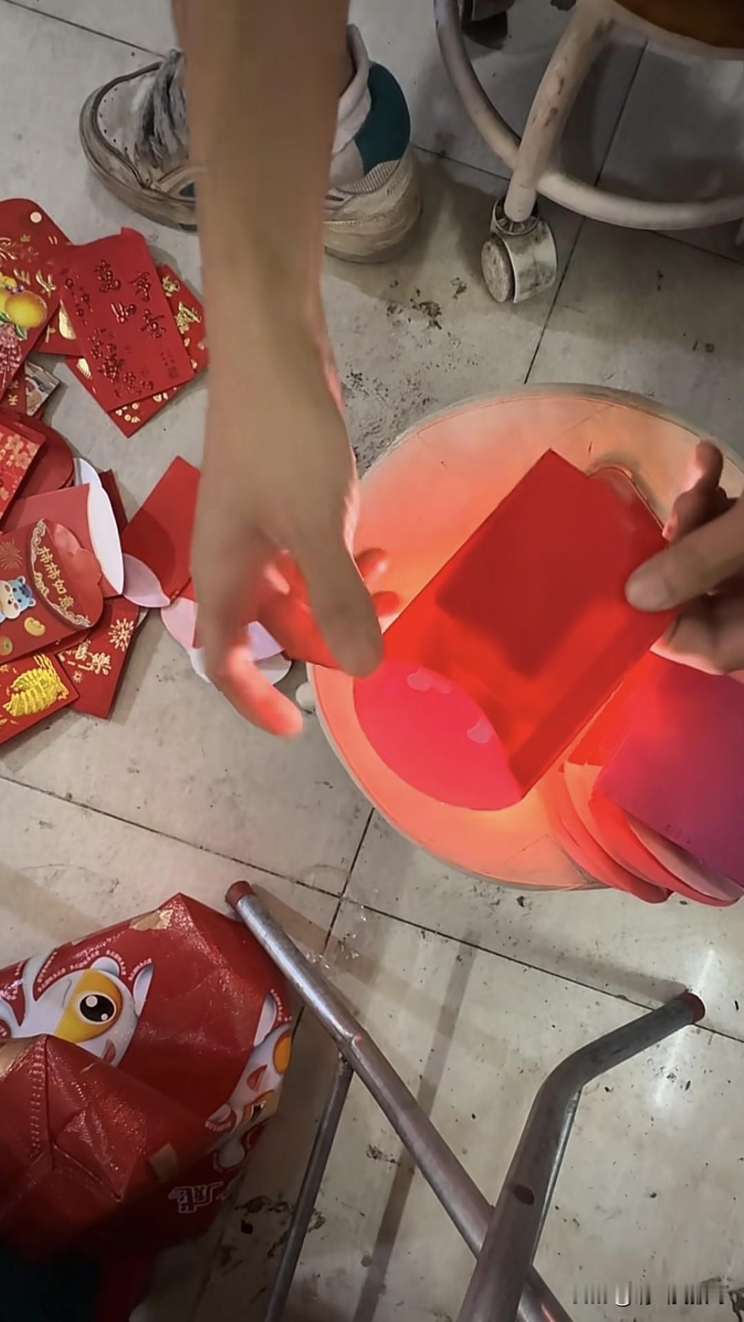 过年捡别人扔掉的红包纸，我是认真的