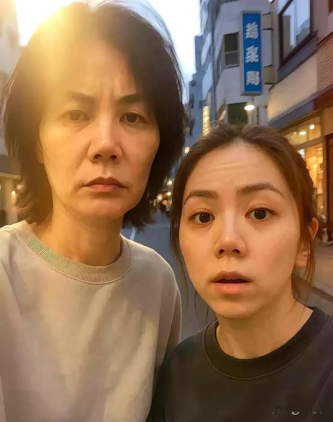 看了这张照片，你是不是和我一样惊呆了？深夜里素颜和女儿自拍的天后，相比舞台灯光下