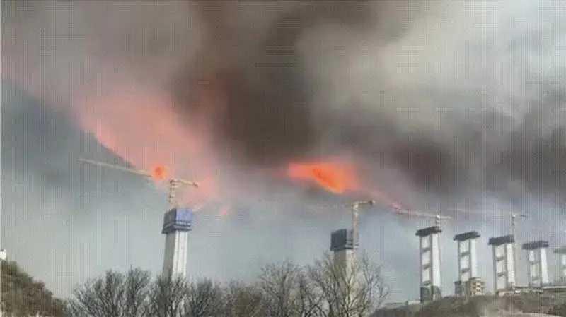 【紧急关注：四川雅江山火持续肆虐，国道318线实施交通管制】据中国消防及南都记者