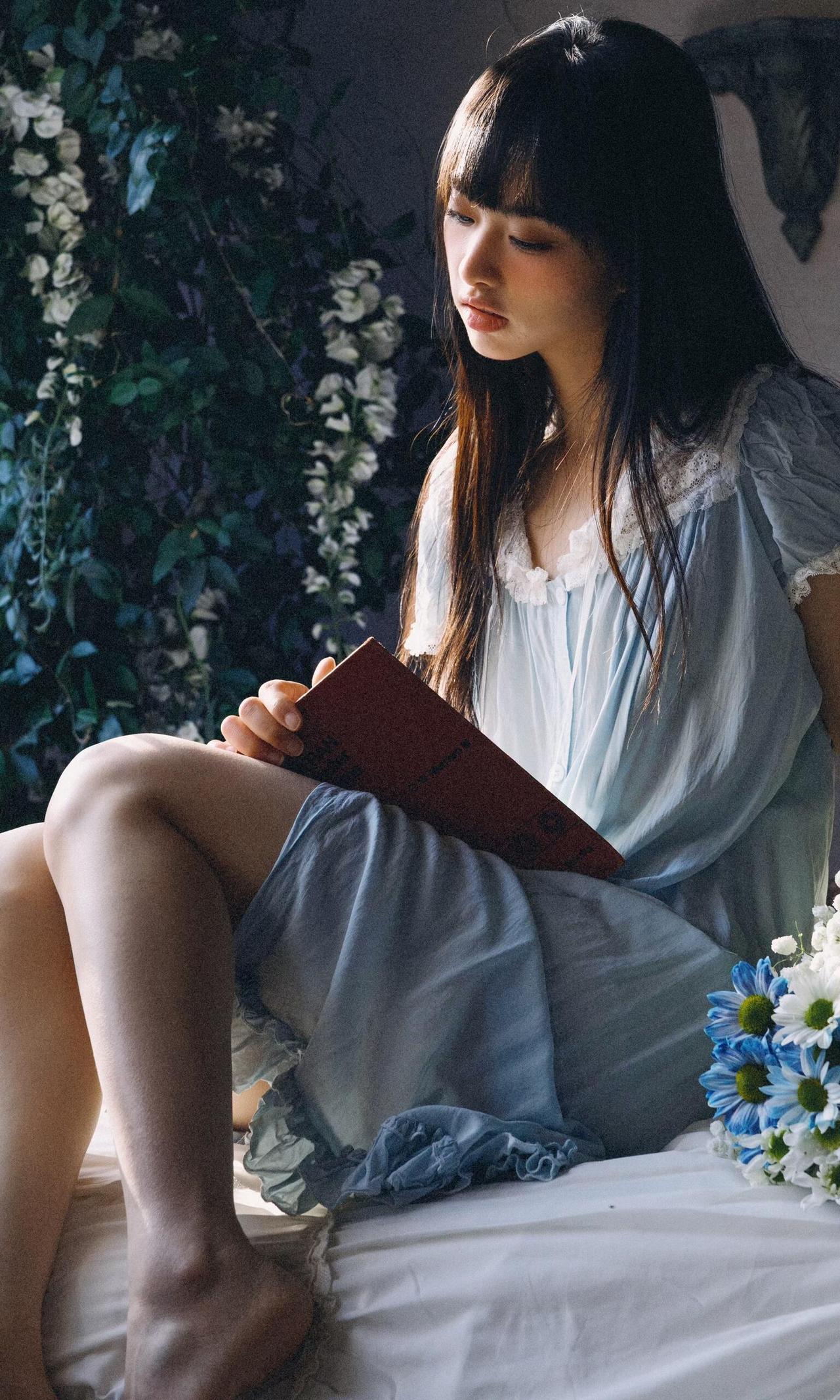 一张唯美的写真，如何通过各种元素来缔造氛围感。
人物手持花束仰头沉思的姿态，与垂