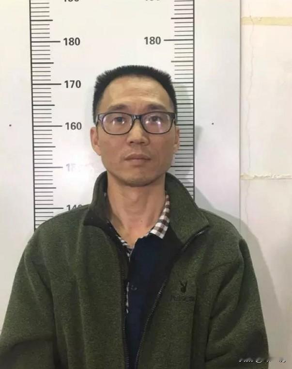 1995年，广东一高干子弟杀死银行运钞员，劫走现金1500万后逃离了现场。此后他