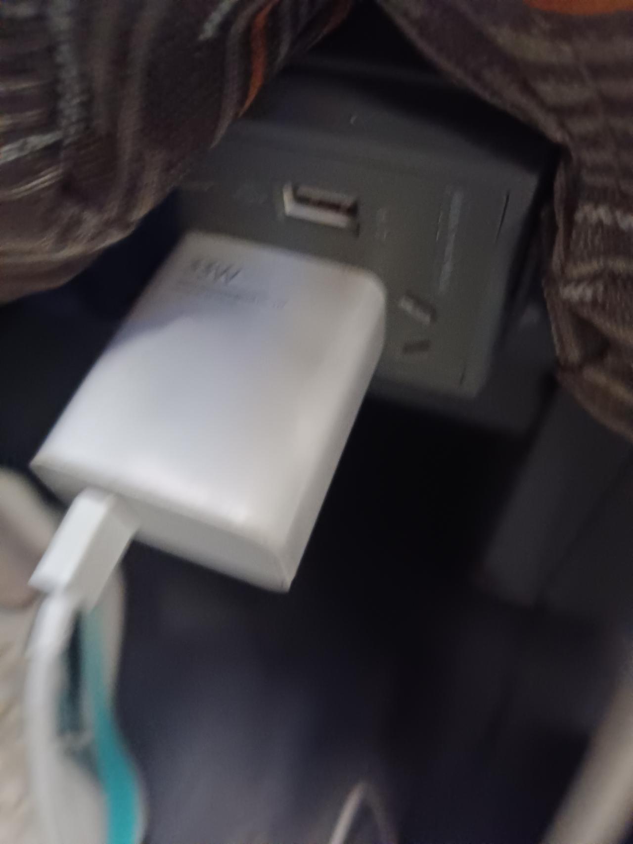 坐了好多次动车，今天才后知后觉，原来座位底下就可以充电！
       配置还挺