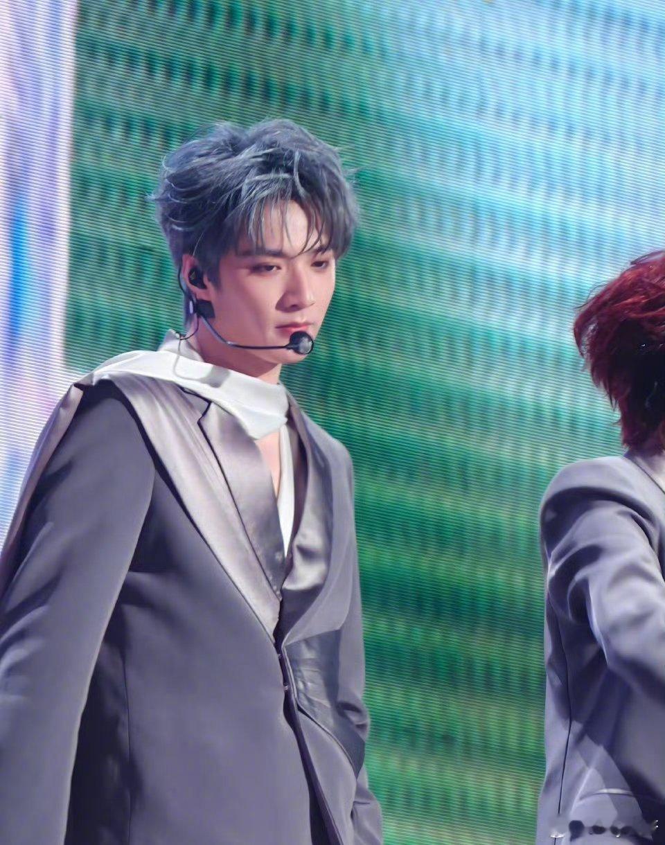 刘耀文这个生图状态绝了！！简直有种蓝发忧郁王子的气息