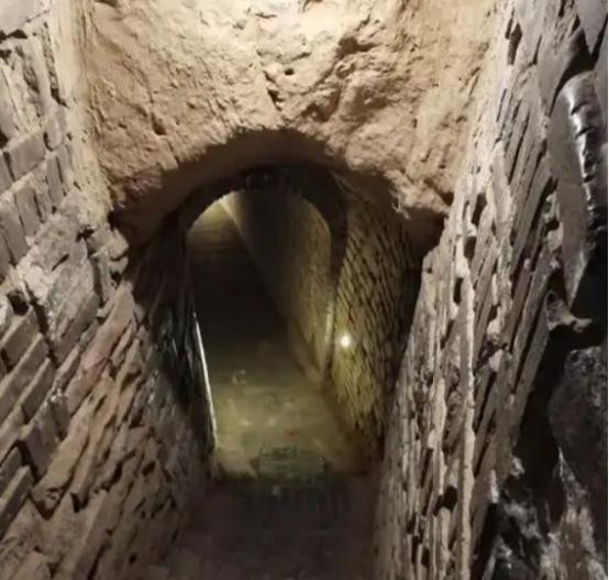 1994年，山西一农户在家里挖地道，本意是想存储点过冬的食物，结果无意发现了一条