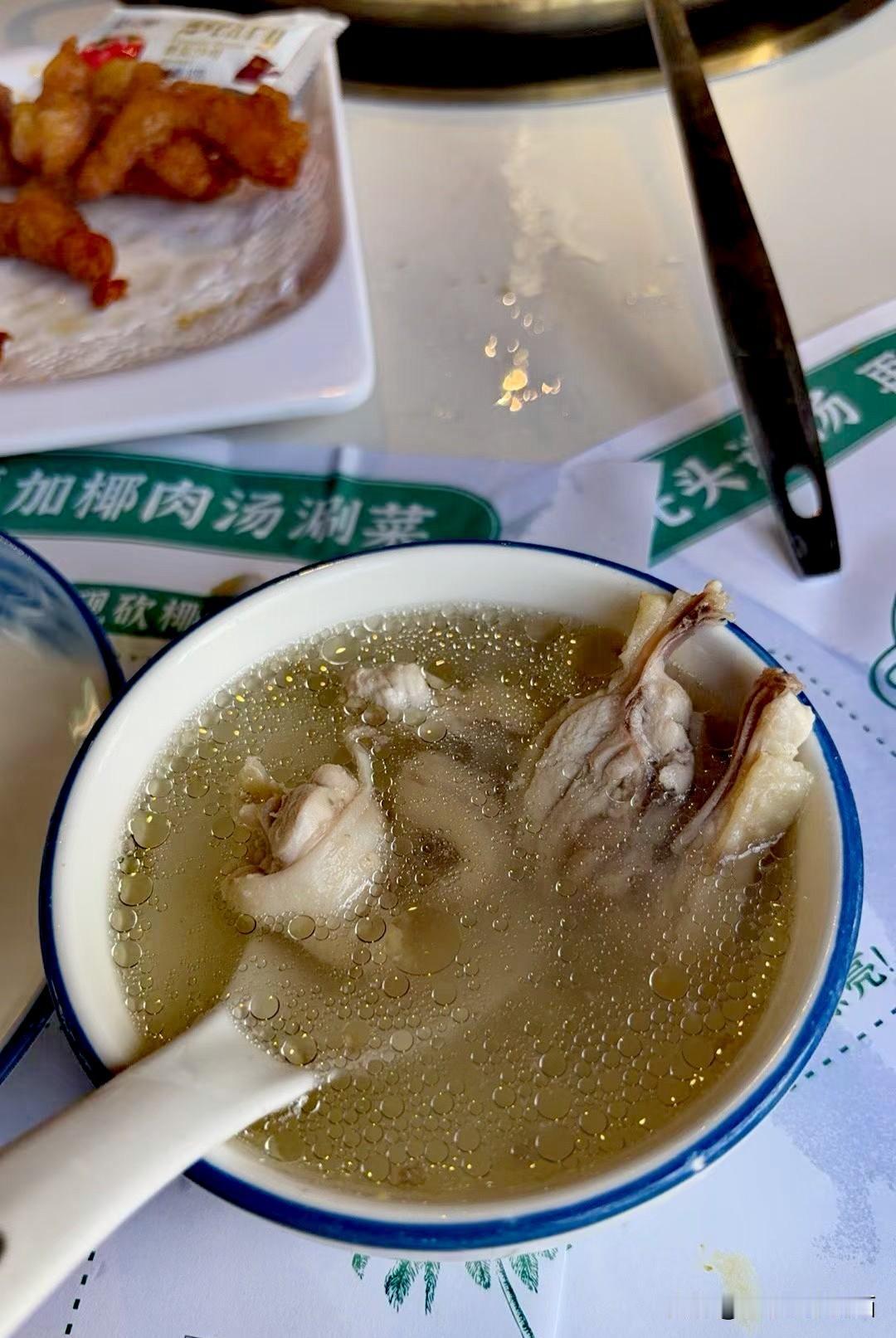 文昌鸡初体验，鲜嫩鸡肉碰撞清甜椰汁，一口入魂！  
椰香四溢，味蕾瞬间被征服～ 