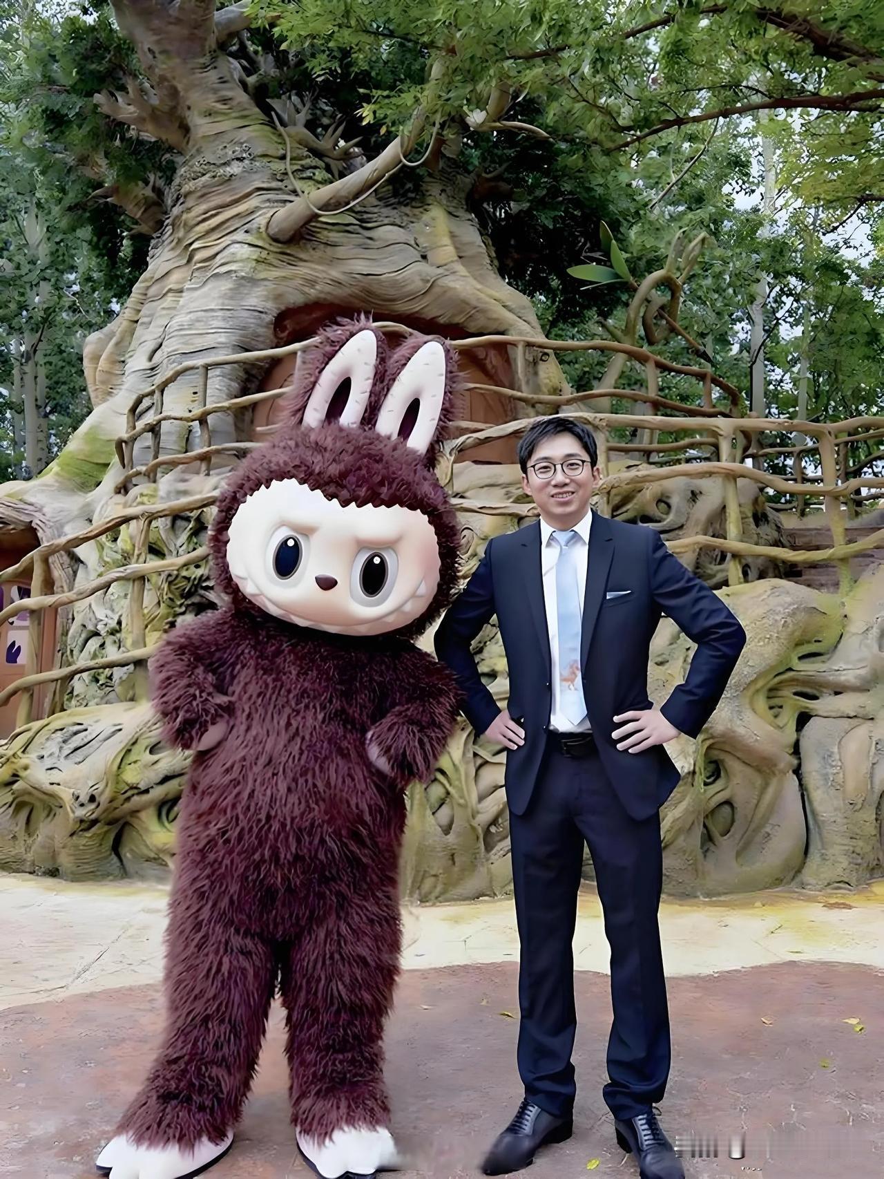 泡泡玛特创始人：三本学历，摆过地摊，现1400亿身家，成河南首富。以前投资人对泡