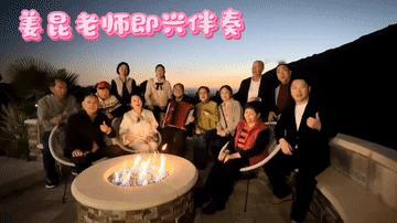 太特么感人了！
圣诞节，一群老艺术，在姜昆美国的加州的豪宅里，深情的演唱《我和我