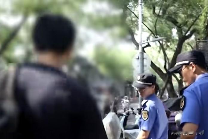 随手扔废弃物，城管现场执法，小额罚单敲响警钟
 
不少游客外出游玩，随手扔纸巾、