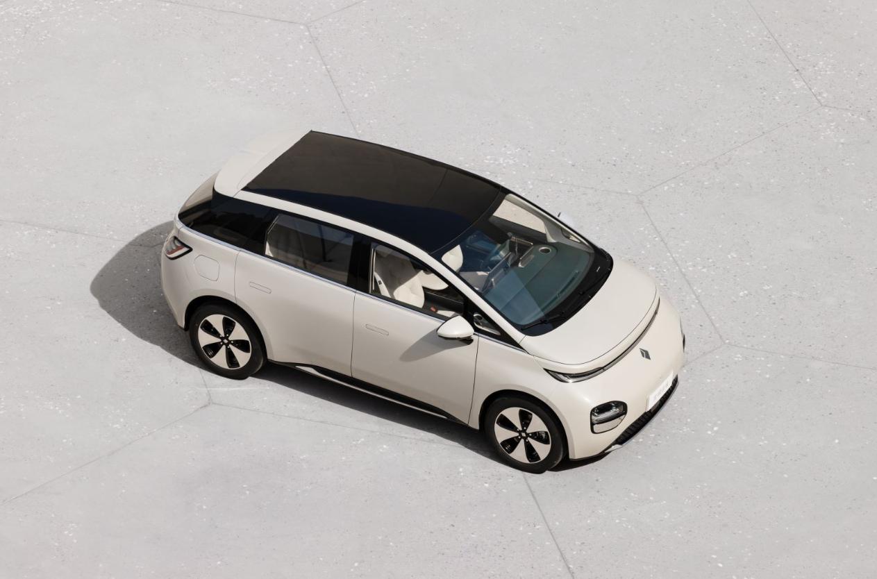 相信看过宝骏云朵后，应该大部分人要放弃比亚迪海豚了吧？
 
比亚迪海豚的确有一定