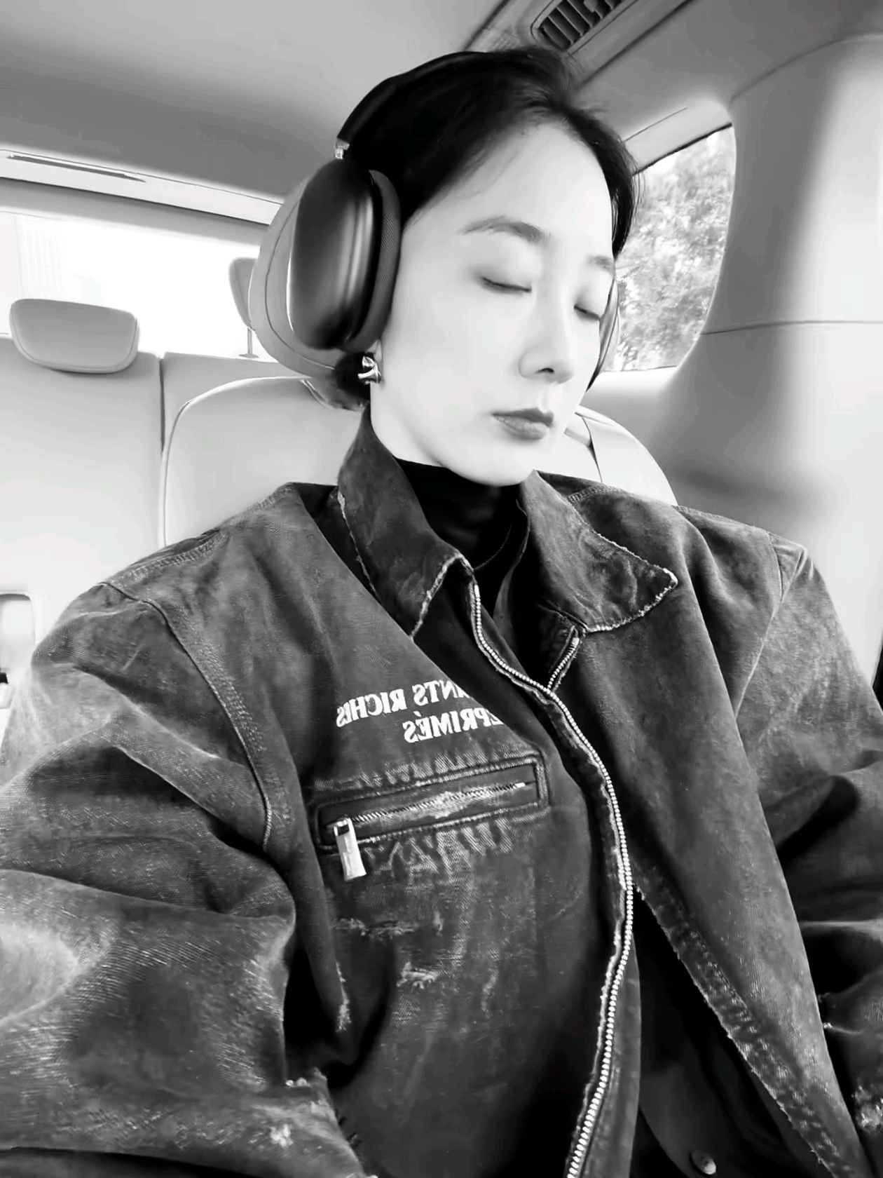 朱颜曼滋这OOTD真是太酷了，松弛感拉满了。爱了！！