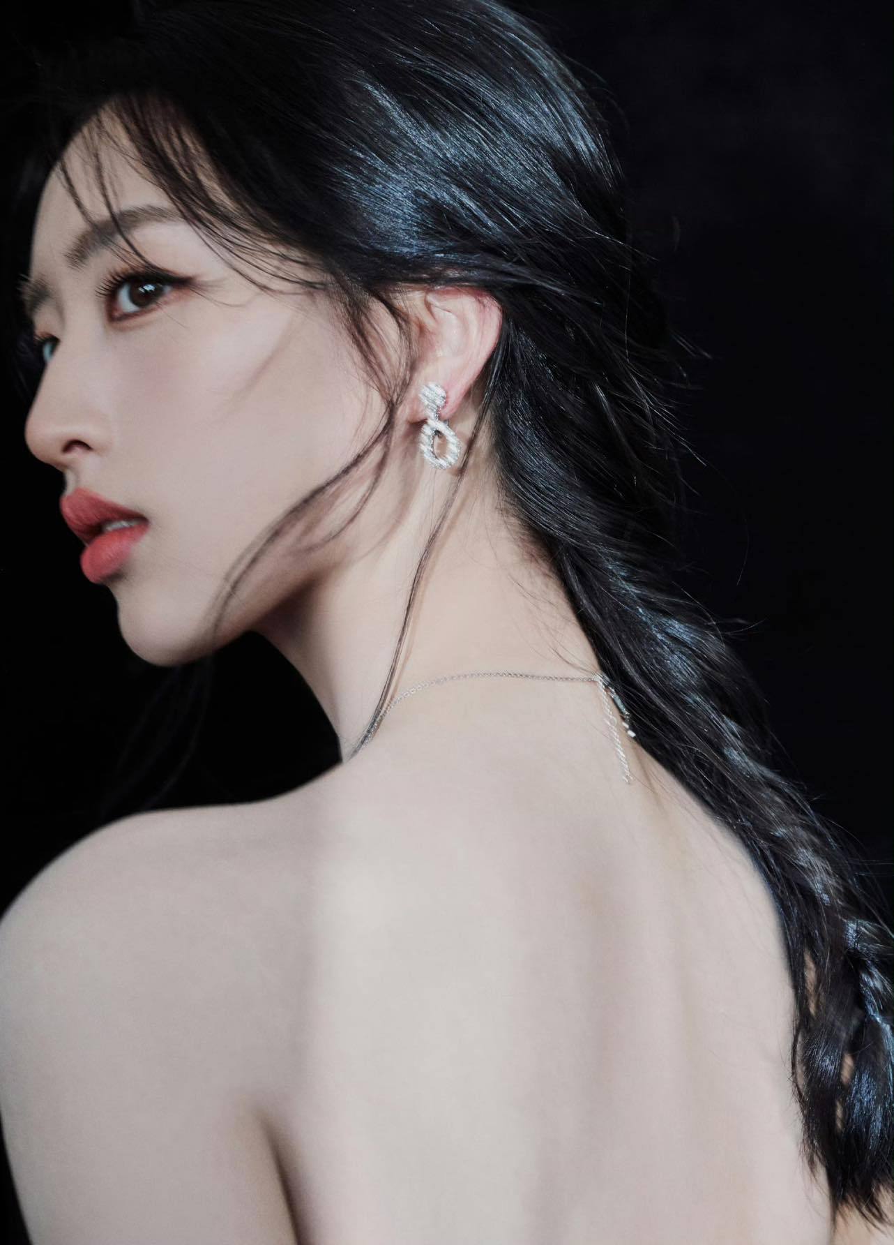 黑裙与红毯的适配度天花板！邓恩熙这身黑色礼服自带神秘魅力，简约中透着设计感，既不