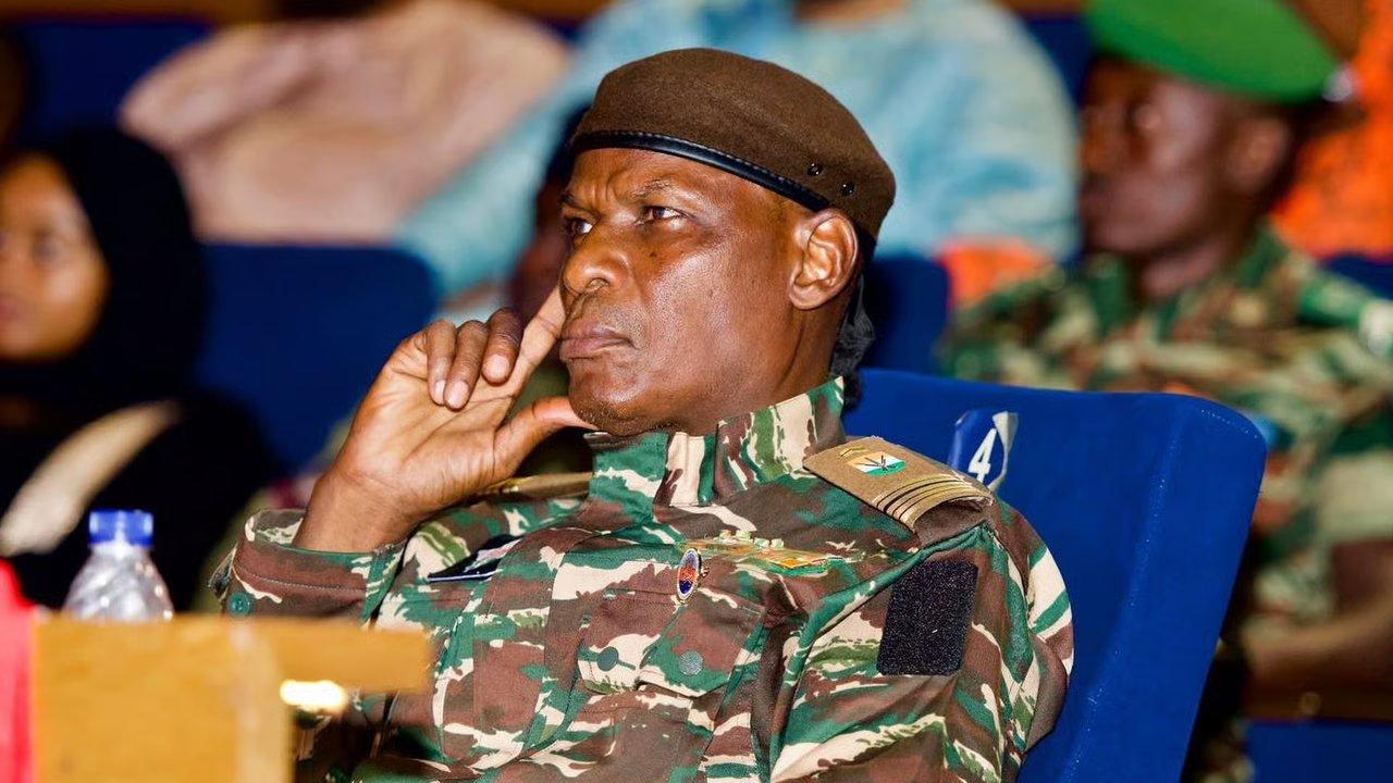 突发新闻——尼日尔军政府成员称，尼日尔必须做好与法国“开战”的准备！
消息来源N