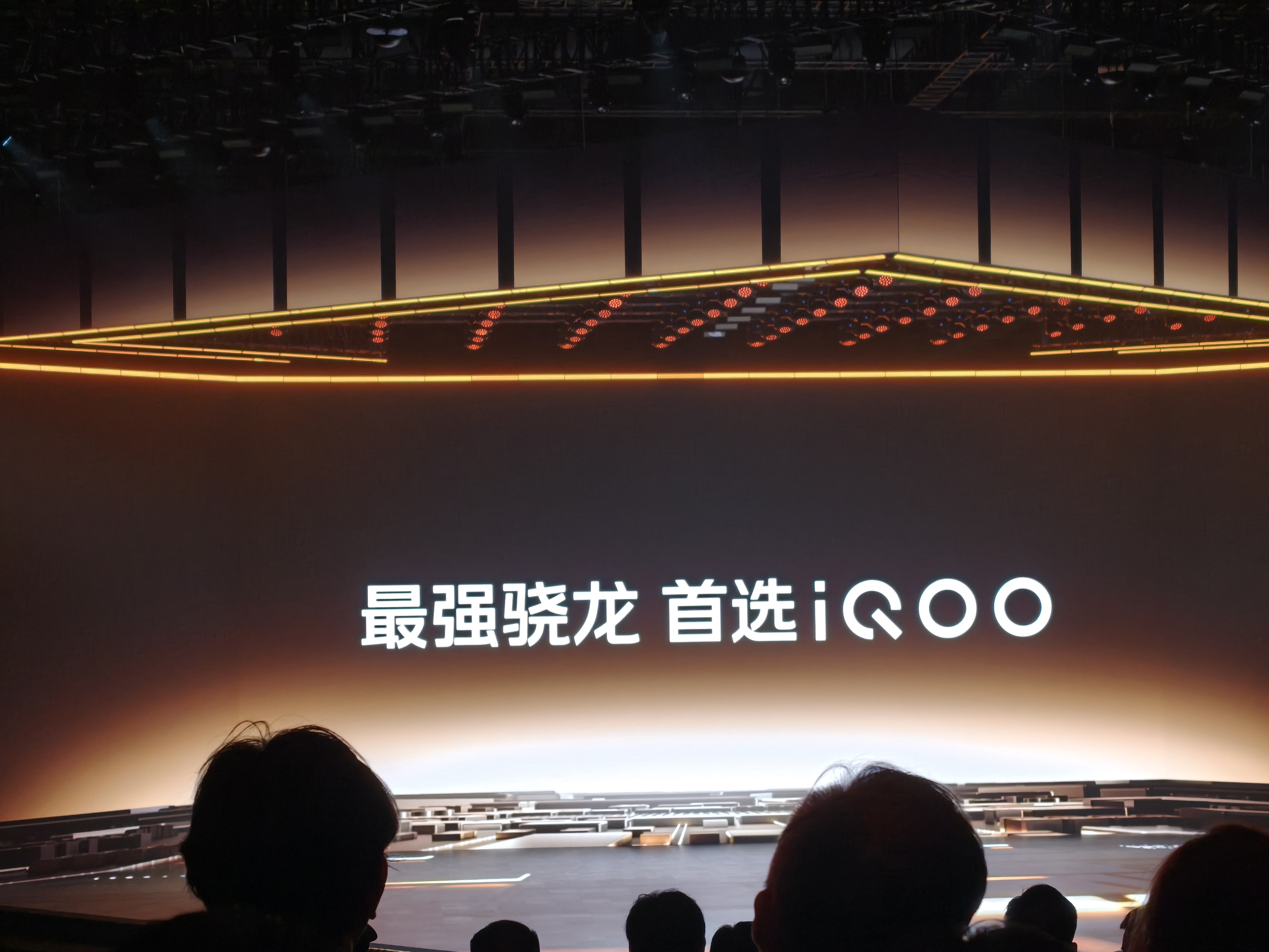 好家伙，iQOO15 安兔兔跑分直接干到了 438W+ ，性能这块儿 iQOO 