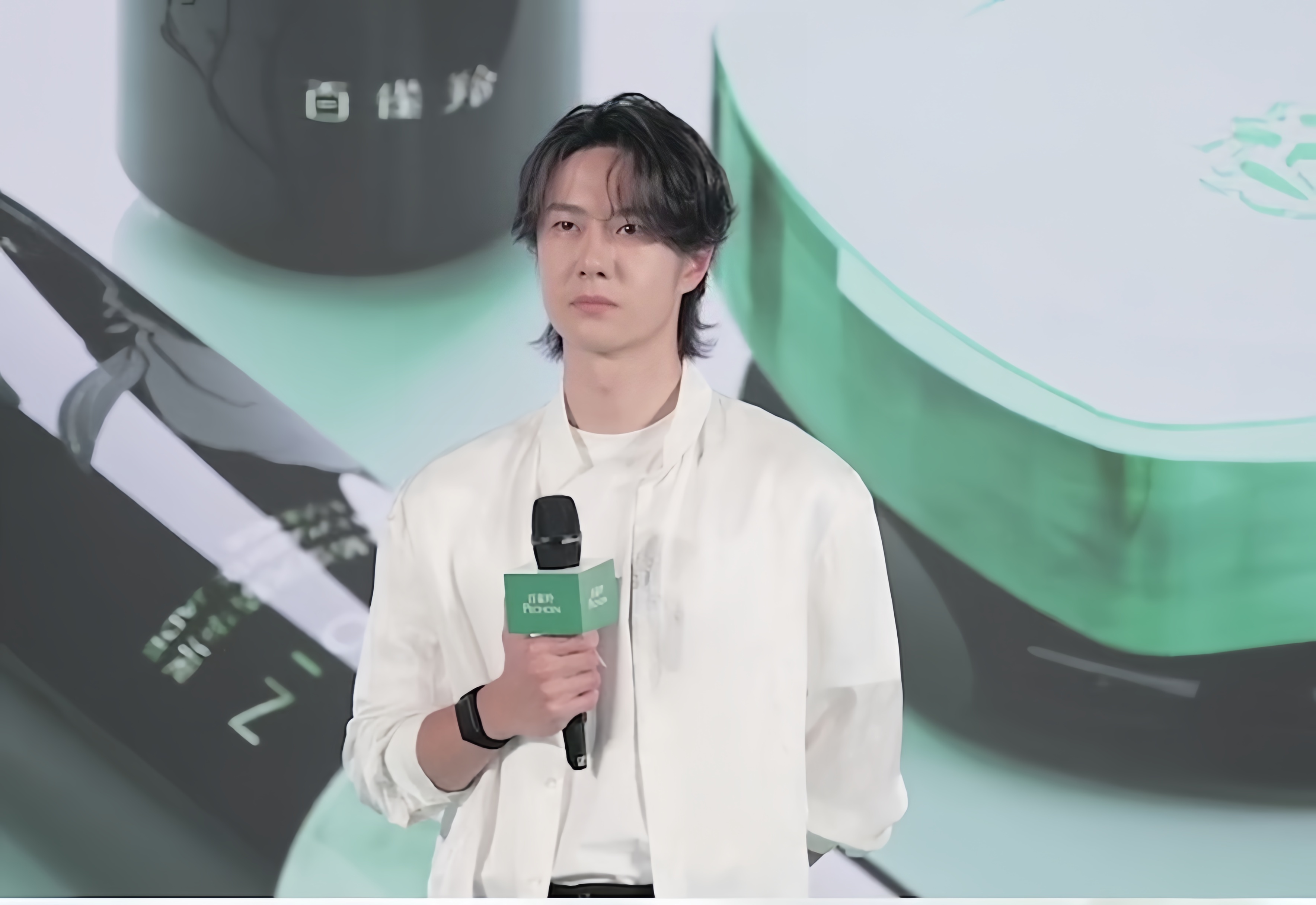 王一博百雀羚见面会直播状态，28岁的王一博来了。百雀羚 粉丝互动 ​​​
