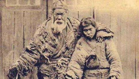 老汉正在为全家建新房，给路过的乞丐盛了一碗肉吃，谁曾想乞丐竟说：“这新房要是盖好