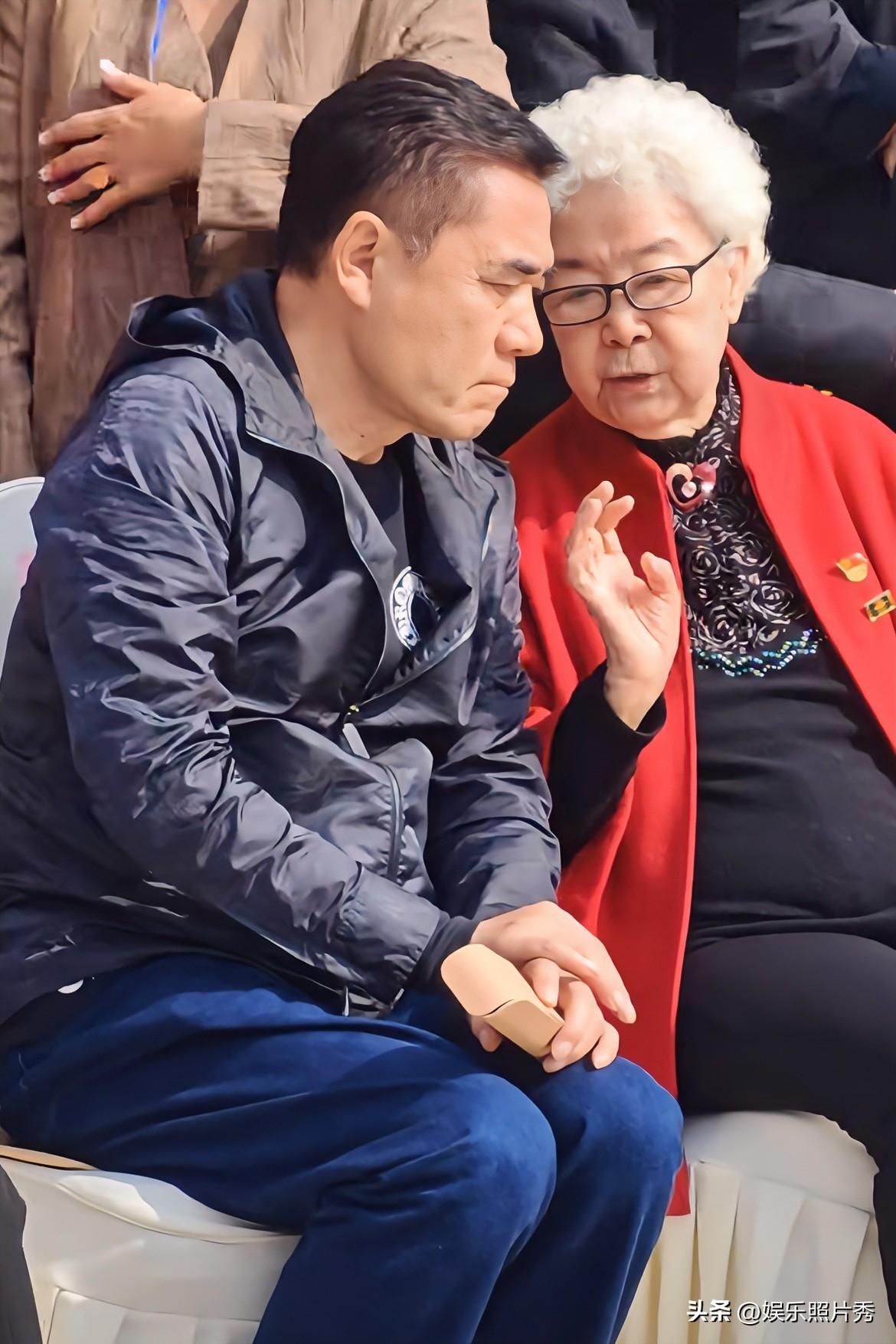 陈宝国这种“老戏骨”，在她面前，用不着这么拘谨吧？

她红色的“风衣”，白色的卷
