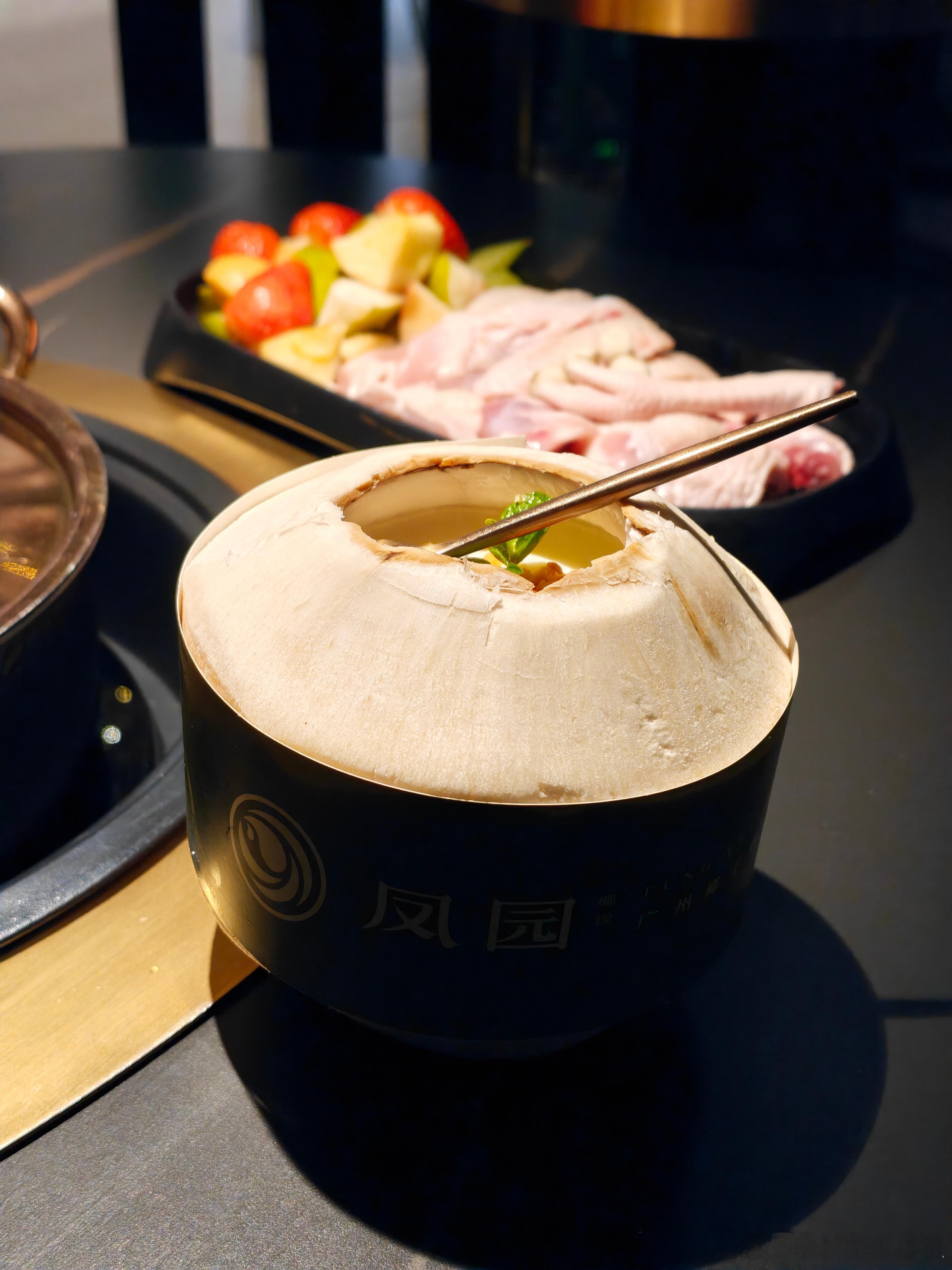 工作一天，朵姐安排上椰子鸡火锅犒劳我们