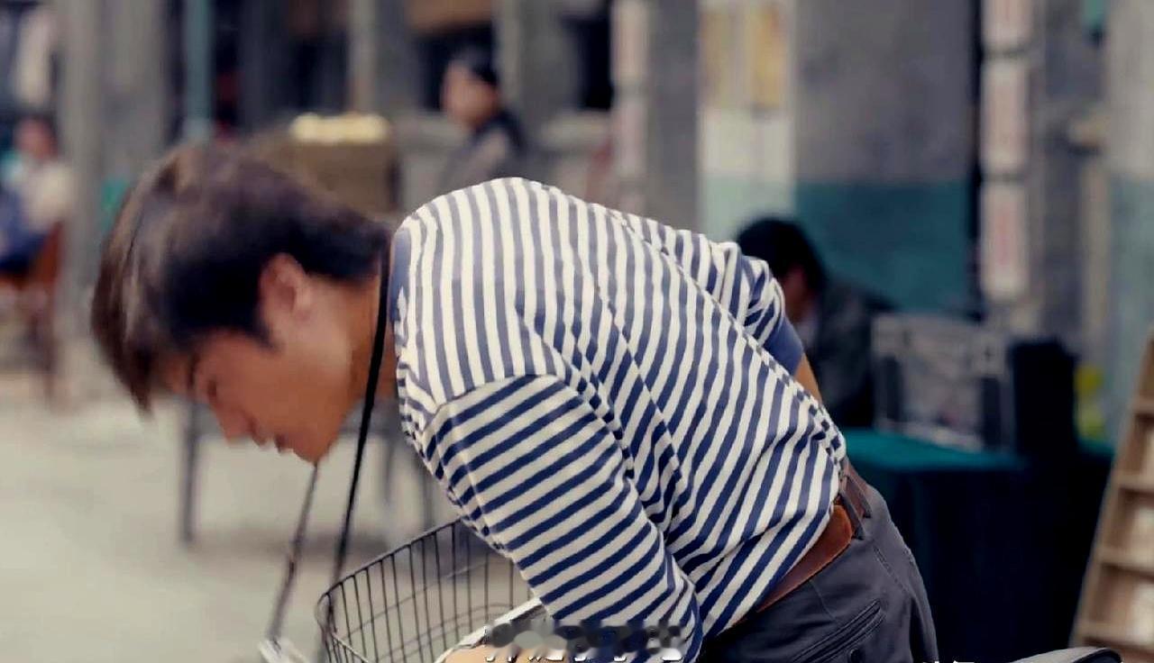 副镇长表白翻车现场
 
林冬福推着自行车，在馄饨摊前兜了第三圈。孙小燕忙着收锅，