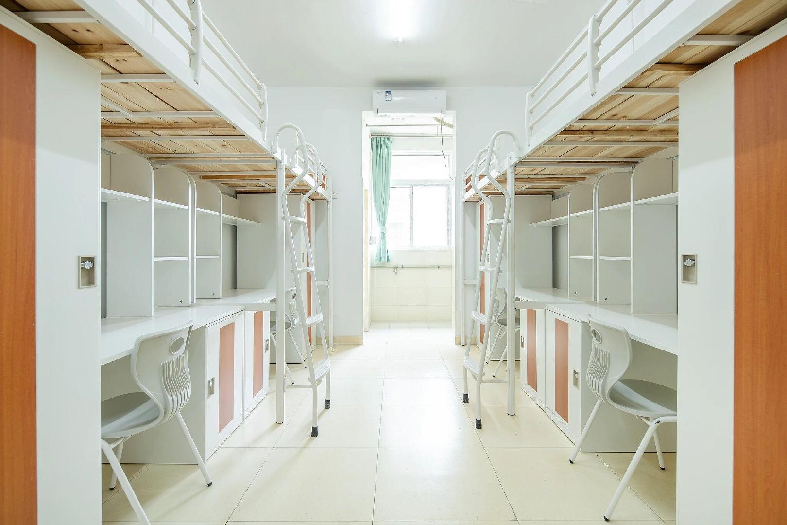 【多地提出逐步消除8人间宿舍】近期，黑龙江省印发文件提出，“逐步消除8人间宿舍”