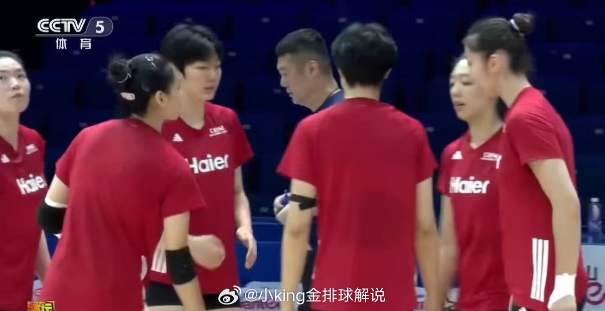 中国女排今日首发阵容初露端倪:主攻：庄宇珊，董禹含副攻：陈厚宇，郭中楠接应：唐欣