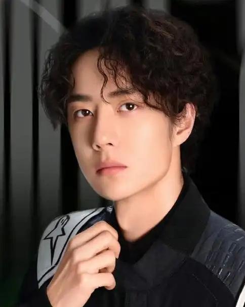 王一博，1997年出生于河南洛阳，身兼演员、歌手、职业赛车手多重身份。2014年